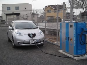 電気自動車「日産リーフ」に給電（充電）している模様